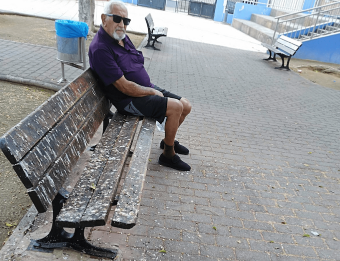 Un vecino de Cánovas del Castillo, en un banco cubierto por excrementos de palomas / TA